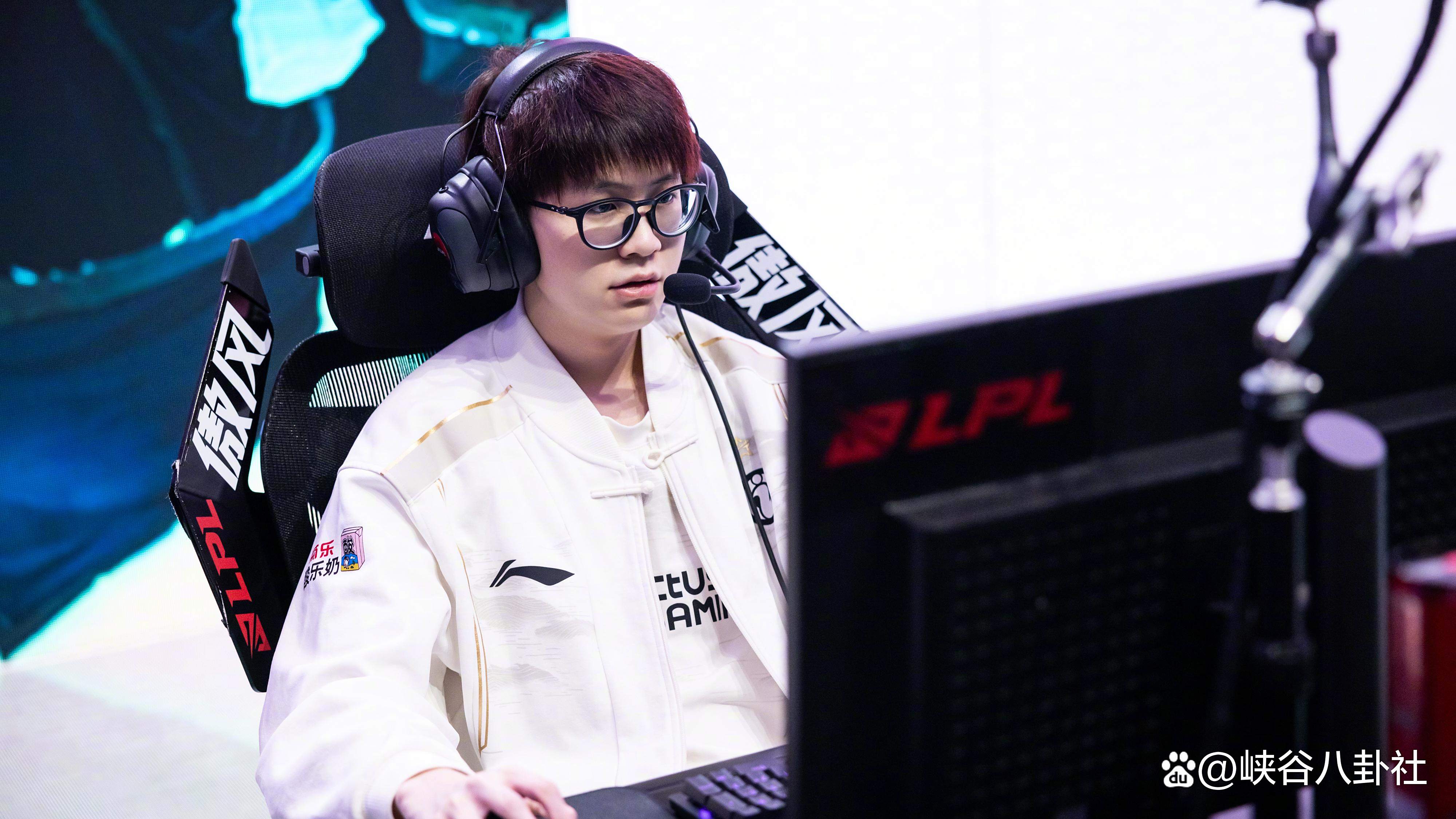 包含Rookie官方宣布败北新规，老鹰引发争议！的词条